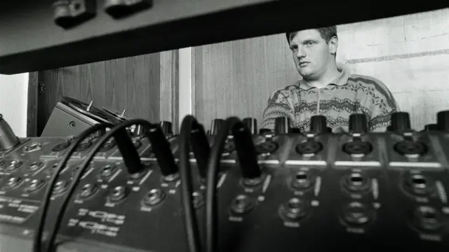 Dušan Mašić kao mladi novinar u Radiju B92