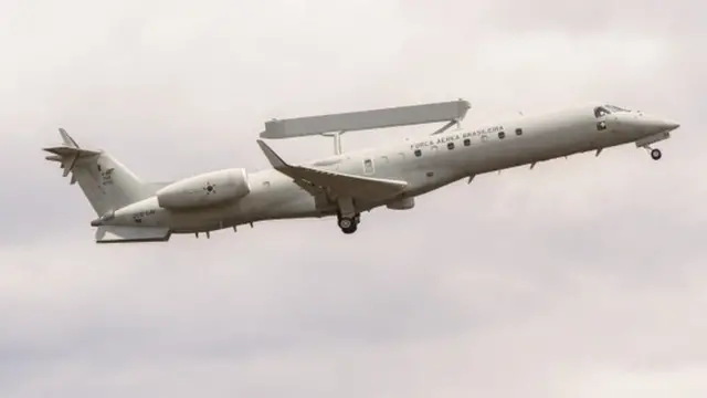 O avião-radar E-99