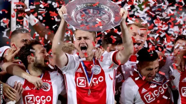 Matthijs de Ligt lifts the Eredivisie trophy