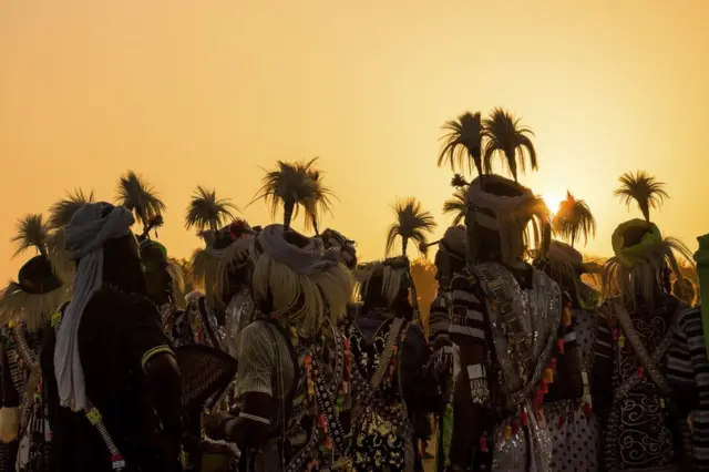 Samarin lokacin da rana take faduwa