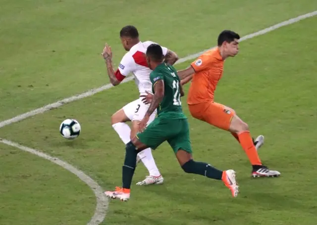 Paolo Guerrero juega el balón