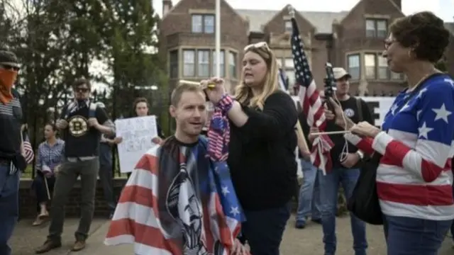 أظهر محتجون خارج مقر حاكم ولاية مينيسوتا معارضتهم لإجراءات الإغلاق