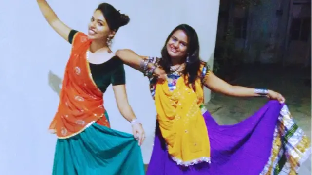 ઝેબા એમની બહેનપણી સાથે નવરાત્રીમાં