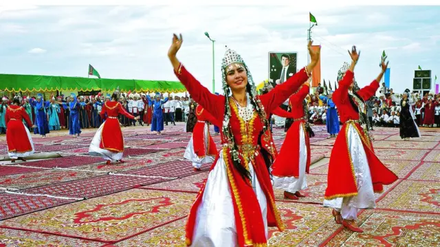 لومړی یې د پرانستلو مراسم د ترکمنستان اتا مرات امام نظر د کنفرانسونو په سالون او بیا د افغانستان د ننه د اقینې بندر کې د موسیقۍ، نڅا او خوښیو په لړ کې ترسره شول.