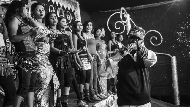 స్టేజి మీద కళాకారులు