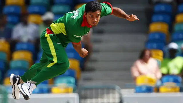 মাশরাফী বিন মোত্তর্জা আয়ারল্যান্ডের বিপক্ষে সেই ম্যাচে ৩৮ রানে ২ উইকেট নিয়েছিলেন