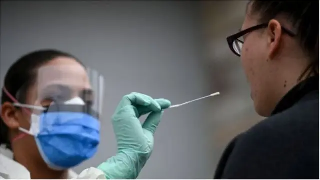 eleto ilero kan n se ayẹwo fun eeyan kan