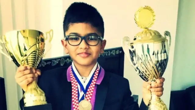 شرز در گروه سنی خود مقام دوم جهان را کسب کرد؛ اما امروز پدرش میگوید که به سختی از عهده هزینه شرکت در مسابقات برمیآید