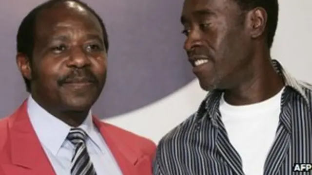 Don Cheadle (kulia) aliigiza kama Paul Rusesabagina (kushoto) katika filamu ya Hoteli Rwanda