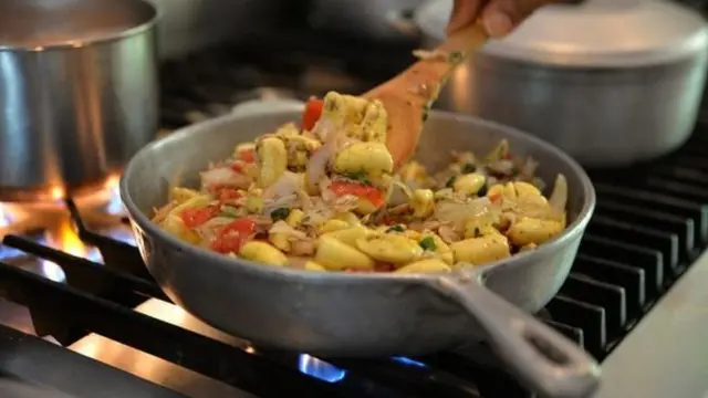 L'ackee et le poisson salé, sautés avec des piments, des oignons et des tomates, sont le plat national de la Jamaïque.