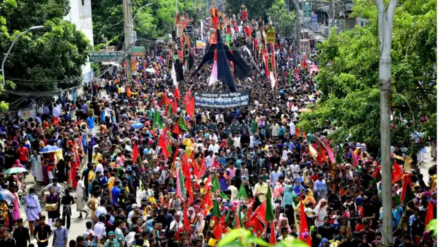 বাংলাদেশের রাজধানী ঢাকায় আশুরার দিন শোক মিছিল।