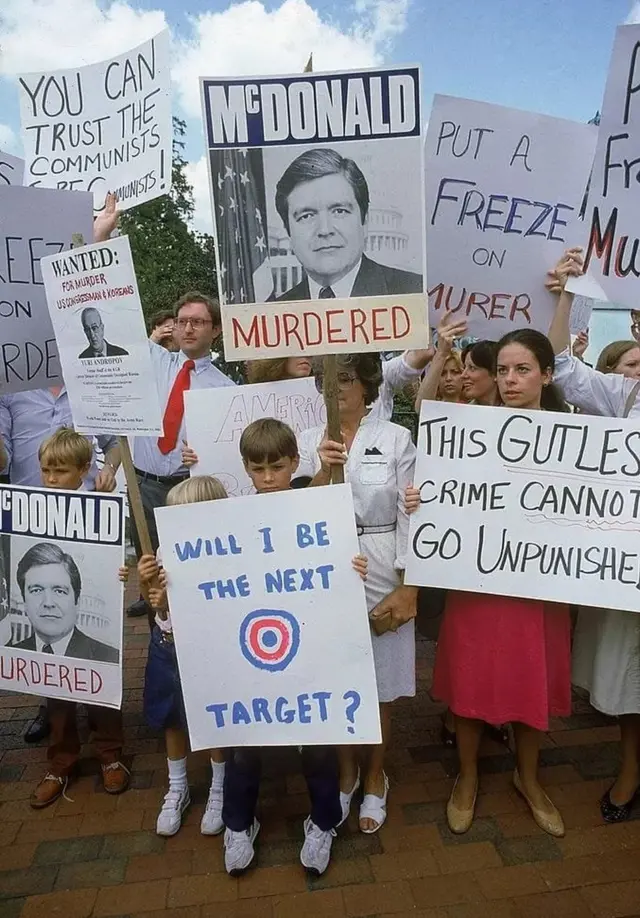 યુએસ સેનેટર મેકડોનાલ્ડના મૃત્યુ સામે આક્રોશ