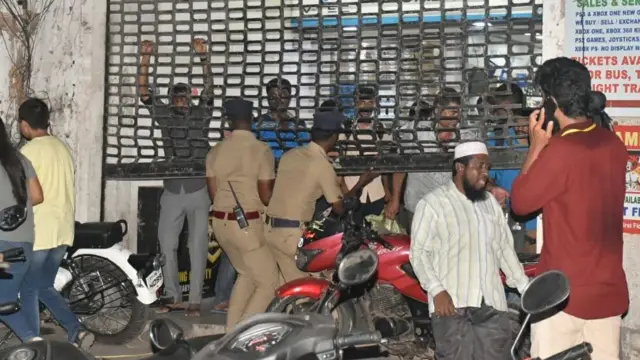 பூட்டு போடும் போராட்டம் முதல் சிக்ஸர் வரை! - நேற்றைய சேப்பாக்கம் காட்சிகள்