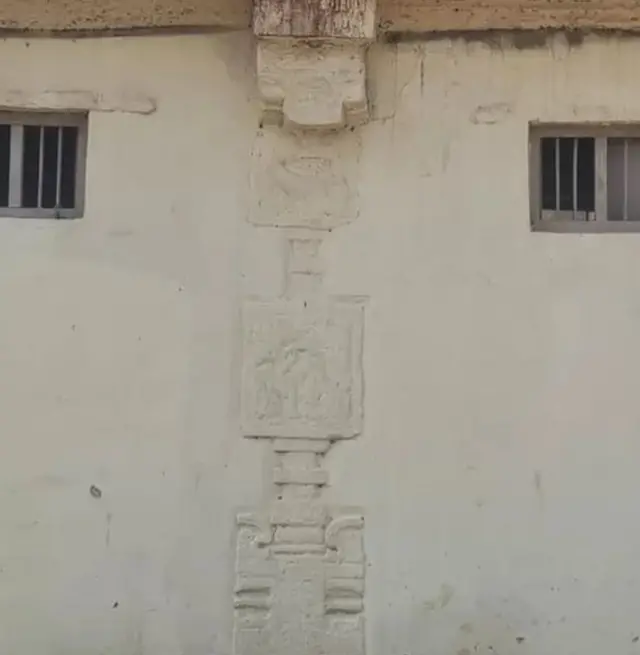 ટીપુ સુલતાનના દરબારમાં 1781થી 1786 દરમિયાન કામ કરનાર ઈરાની મૂળના લેખક મીર હુસૈનઅલી કિરમાણીના પુસ્તક 'હિસ્ટરી ઑફ ટીપૂ બીઇંગ અ કન્ટિન્યુએશન ઑફ ધ નિશાન-એ-હૈદરી'માં મસ્જિદના નિર્માણનું વિસ્તૃત વર્ણન જોવા મળે છે