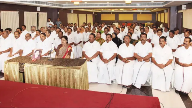 அதிமுக எம் எல் ஏக்கள் ஆதரவு தனக்கிருப்பதால் தன்னை ஆட்சியமைக்க ஆளுநர் அழைக்க வேண்டுமென சசிகலா முன்பு கோரினார் (கோப்பு படம்)