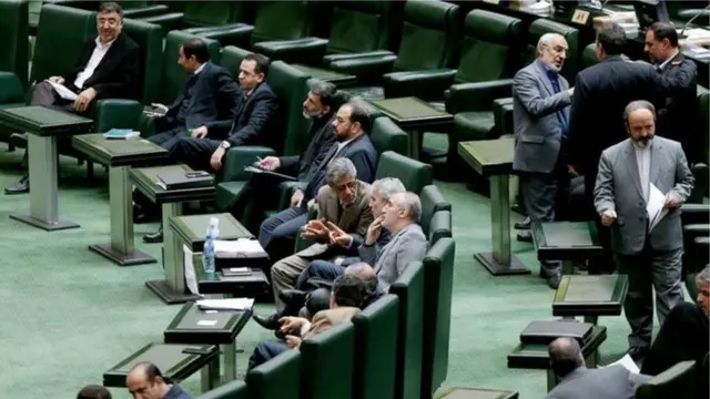 حدود یک ماه پیش مجلس ایران در رای گیری اولیه کلیات لایحه بودجه سال آینده را رد کرد که یکی از موارد انتقاد قطع یارانه‌های نقدی بیش از سی میلیون ایرانی در پیشنهاد دولت بود.