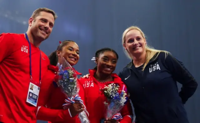 Laurent Landi, Jordan Chiles, Simone Biles e Cecile Canqueteau-Landi