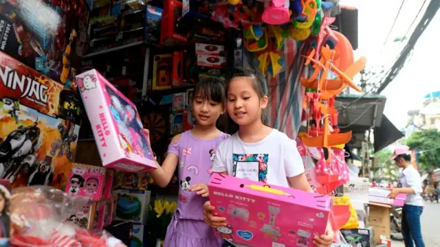 Chuyên gia khuyên phụ huynh nên trò chuyện với trẻ hàng ngày để hiểu rõ cuộc sống trường lớp để sớm nhận ra các dấu hiệu bất thường
