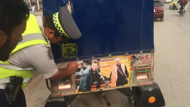 پوسٹروں کے خلاف پولیس مہم