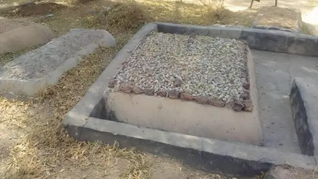 Yadda wasu suka fara kewaye kaburburan an uwansu da ginin kankare kenan domin gujewa yin alamar da za a iya cirewa