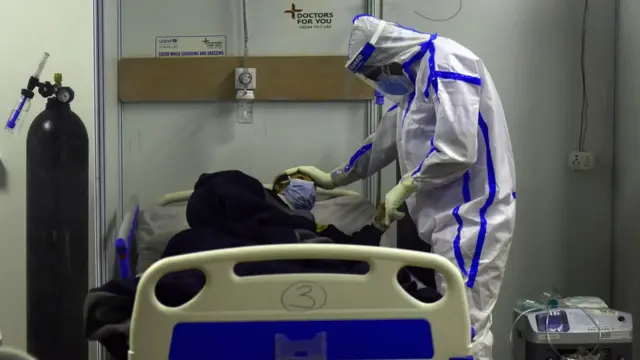 કોરોના દર્દી સાથે આરોગ્ય કર્મી