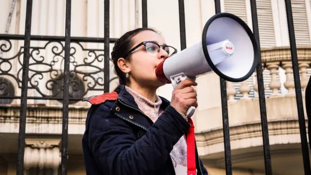 Ariana Palombo con un megáfono.