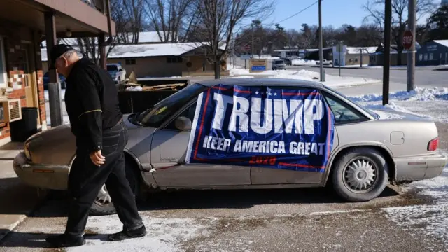 Carro com feixa de campanha pró Trump