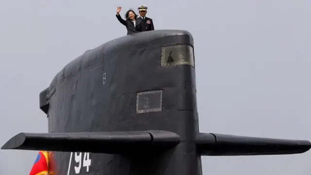 台湾总统蔡英文在访问高雄海军基地期间登上“海龙级”潜艇（SS-794）（2017年3月21日资料照片）。