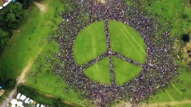 El símbolo de la paz hecho por y con personas en Glastonbury.