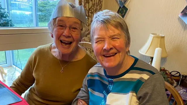 호리벤(왼쪽)은 친구 로버슨을 돕고 있다