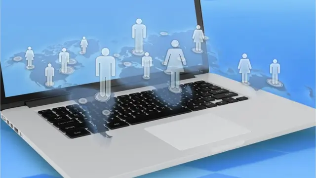 Силуэты людей и компьютерный экран.