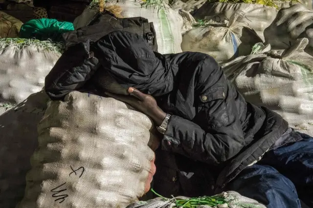 Uganda'da başkanlık kararnamesiyle, pazarcıların virüs kapmaları durumunda pazar dışındakilere bulaştırmamaları için tezgahlarında uyumaları kararlaştırıldı