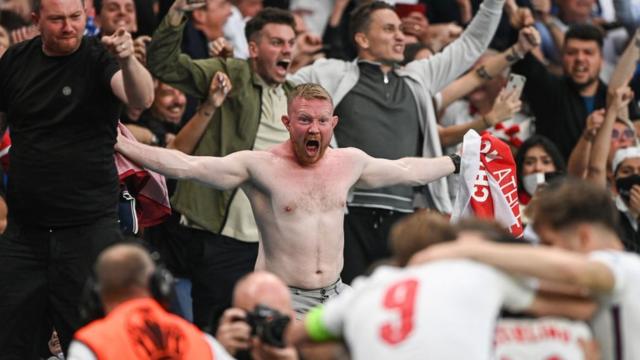 Fans ingleses celebrando el gol de Inglaterra en la final de la Euro.