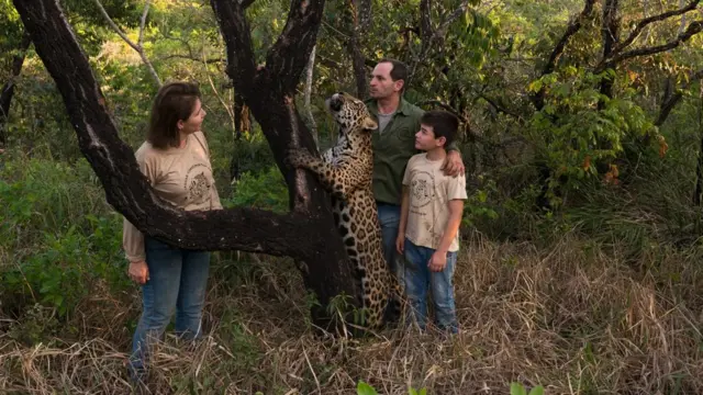 La familia Silveira y un jaguar.
