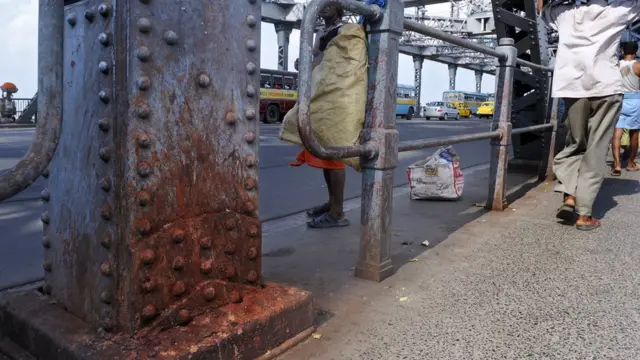 Мост в Индии со следами от пана