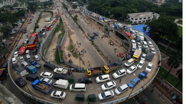 ঢাকার রাস্তায় জনপ্রিয় হয়ে উঠেছে রাইড শেয়ারিং
