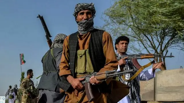 અફઘાનિસ્તાનના અનેક પ્રાંતની રાજધાનીઓ દબાણમાં છે જેમાં પશ્ચિમમાં આવેલું હેરાત પણ છે અને દક્ષિણમાં આવેલાં કંદહાર અને લશ્કરગાહ શહેરો પણ છે.