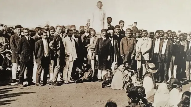 ડરબનમાં ગાંધી પ્રવાસી ભારતીયો સાથે