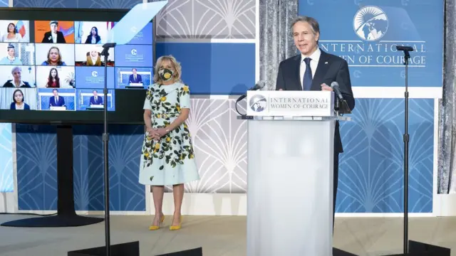 එක්සත් ජනපදයේ ජනාධිපති ආර්යාව ආචාර්ය ජිල් බයිඩන් සහ රාජ්‍ය ලේකම් ඇන්තනි බිලින්කන්