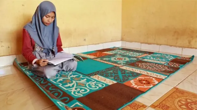 ক্লাবে কোরআন পড়া শিখছে একজন