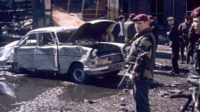 британские десантники на месте взрыва в Белфасте в 1972 году
