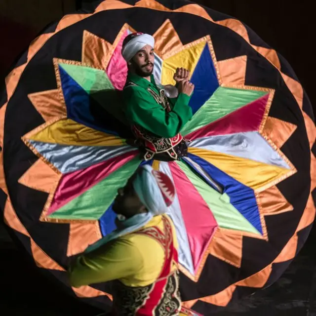 مصر کے شہر قاہرہ میں واقع الغوری کلچر پیلس میں مصری فنکاروں نے صوفیانہ رقص پیش کیا جسے مقامی زبان میں التنورہ کہا جاتا ہے۔