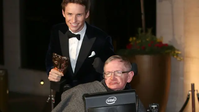 અભિનેતા એડી રેડમેય અને સ્ટિફન હૉકિંગ