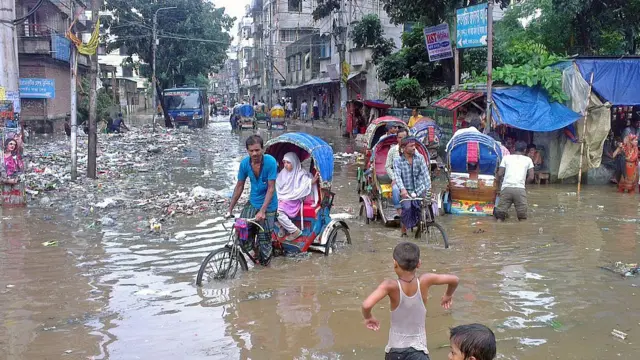 অপরিকল্পিত অবকাঠামোর কারণে ভোগান্তির শিকার হয় মানুষ।