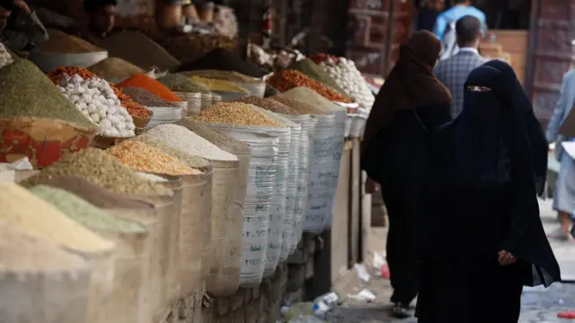 سوق للحبوب في اليمن
