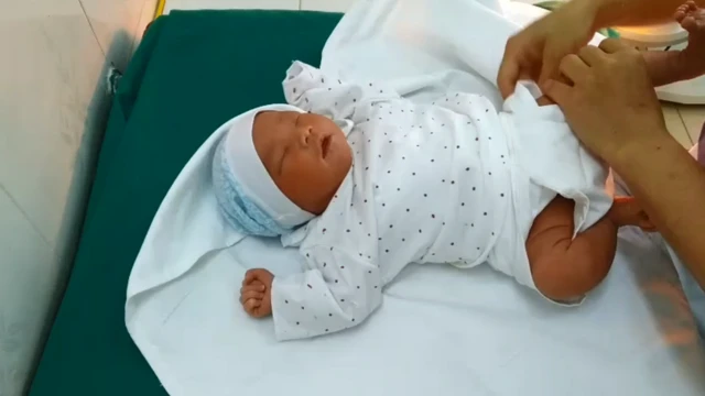 Từ vải cũ thành quần áo cho trẻ sơ sinh