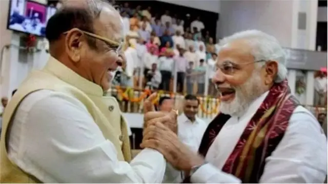 નરેન્દ્ર મોદી દેશના વડા પ્રધાન બન્યા, ત્યારે તેમને વિદાયમાન આપવા ગુજરાત વિધાનસભાનું વિશેષ સત્ર મળ્યું, તે સમયે વાઘેલાની સાથે