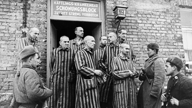 سربازان ارتش سرخ و زندانیان آشویتدس