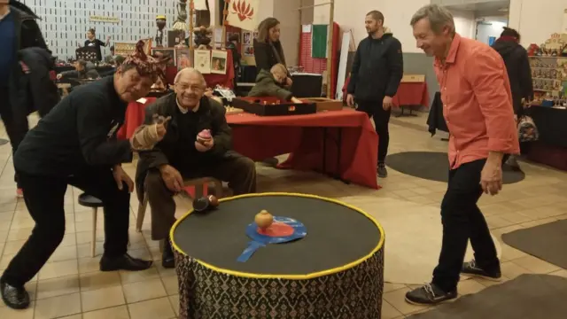 Agus MD (kiri) saat memperkenalkan gasing di Prancis.