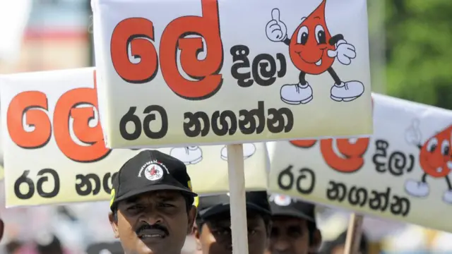 Sri Lankan volunteers carry placards encouraging blood donations during a march in Colombo on June 14, 2009, held to mark World Blood Donation Day. Hundreds of activists took part in the march in a country where many volunteered to donate blood during heavy fighting between troops and Tamil Tigers that ended in May after nearly four-decades of ethnic bloodshed.